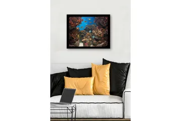 Inramad Canvastavla i trä - 41x56 cm - Färgglad undervattensscen med korallrev och simmande fiskar - Blå / Orange / Grön - Inredning - Tavlor & posters - Canvastavla