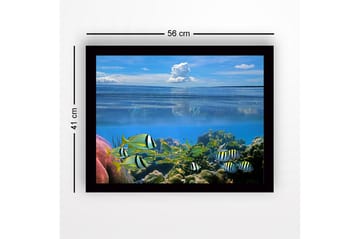 Inramad Canvastavla i trä - 41x56 cm - Färgglad undervattensscen med simmande fiskar och korallrev - Blå / Grön / Gul - Inredning - Tavlor & posters - Canvastavla
