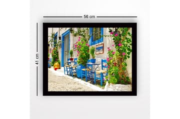 Inramad Canvastavla i trä - 41x56 cm - Färgglad uteservering med blå stolar och blommande växter - Blå / Grön / Rosa - Inredning - Tavlor & posters - Canvastavla