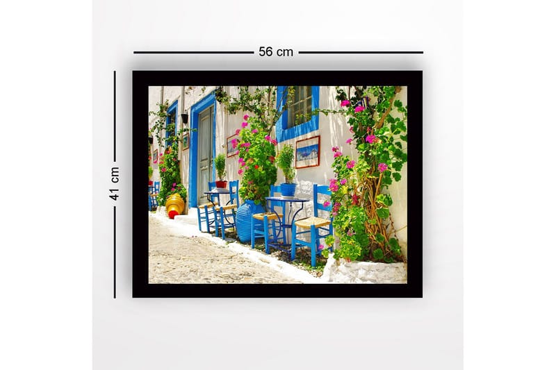Inramad Canvastavla i trä - 41x56 cm - Färgglad uteservering med blå stolar och blommande växter - Blå / Grön / Rosa - Inredning - Tavlor & posters - Canvastavla