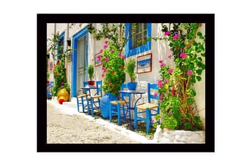 Inramad Canvastavla i trä - 41x56 cm - Färgglad uteservering med blå stolar och blommande växter - Blå / Grön / Rosa - Inredning - Tavlor & posters - Canvastavla