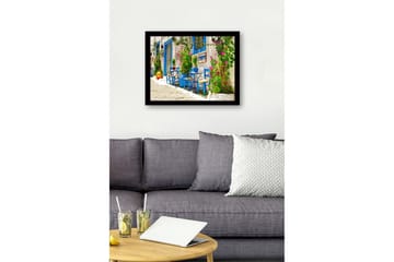 Inramad Canvastavla i trä - 41x56 cm - Färgglad uteservering med blå stolar och blommande växter - Blå / Grön / Rosa - Inredning - Tavlor & posters - Canvastavla