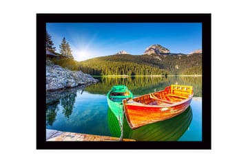 Inramad Canvastavla i trä - 41x56 cm - Färgglada båtar vid en spegelblanka sjö med omgivande berg och skog - Grön / Orange / Blå - Inredning - Tavlor & posters - Canvastavla