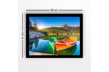 Inramad Canvastavla i trä - 41x56 cm - Färgglada båtar vid en spegelblanka sjö med omgivande berg och skog - Grön / Orange / Blå - Inredning - Tavlor & posters - Canvastavla