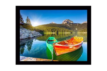 Inramad Canvastavla i trä - 41x56 cm - Färgglada båtar vid en spegelblanka sjö med omgivande berg och skog - Grön / Orange / Blå - Inredning - Tavlor & posters - Canvastavla