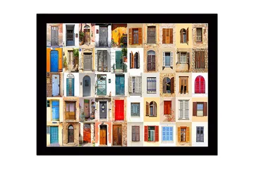 Inramad Canvastavla i trä - 41x56 cm - Färgglada dörrar och fönster i en mosaik av olika stilar - Blå / Röd / Beige - Inredning - Tavlor & posters - Canvastavla