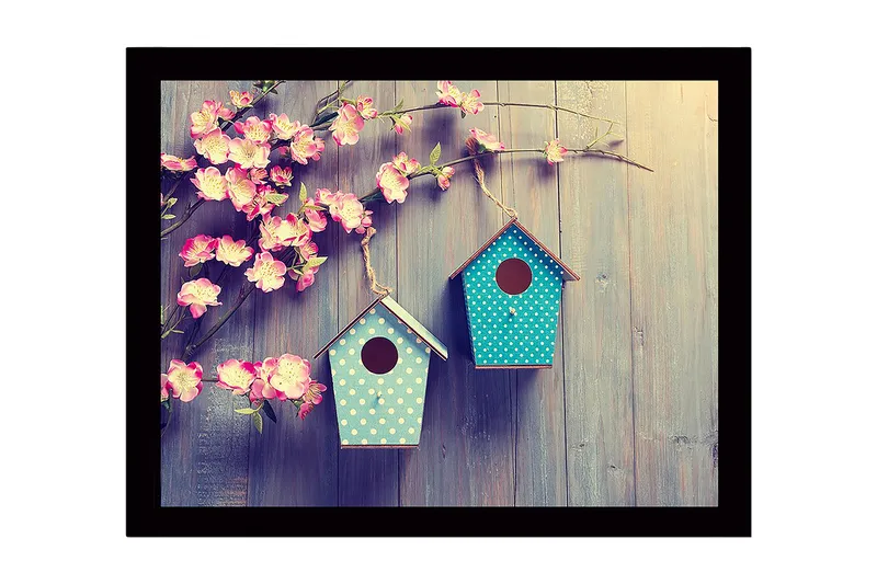 Inramad Canvastavla i trä - 41x56 cm - Färgglada fågelholkar hängande bland blommor - Rosa / Turkos - Inredning - Tavlor & posters - Canvastavla