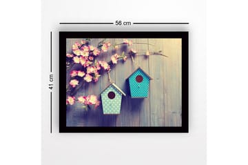 Inramad Canvastavla i trä - 41x56 cm - Färgglada fågelholkar hängande bland blommor - Rosa / Turkos - Inredning - Tavlor & posters - Canvastavla