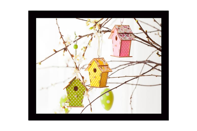 Inramad Canvastavla i trä - 41x56 cm - Färgglada fågelholkar hängande i blommiga grenar - Grön / Rosa / Gul - Inredning - Tavlor & posters - Canvastavla