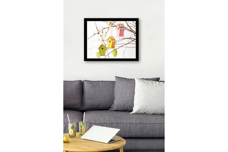 Inramad Canvastavla i trä - 41x56 cm - Färgglada fågelholkar hängande i blommiga grenar - Grön / Rosa / Gul - Inredning - Tavlor & posters - Canvastavla