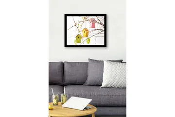 Inramad Canvastavla i trä - 41x56 cm - Färgglada fågelholkar hängande i blommiga grenar - Grön / Rosa / Gul - Inredning - Tavlor & posters - Canvastavla