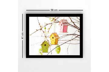 Inramad Canvastavla i trä - 41x56 cm - Färgglada fågelholkar hängande i blommiga grenar - Grön / Rosa / Gul - Inredning - Tavlor & posters - Canvastavla