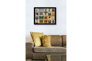 Inramad Canvastavla i trä - 41x56 cm - Färgglada fönster och balkonger i en urban miljö - Blå / Beige / Brun - Inredning - Tavlor & posters - Canvastavla