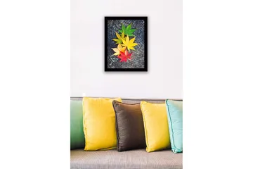 Inramad Canvastavla i trä - 41x56 cm - Färgglada höstlöv på en träyta - Grön / Gul / Röd - Inredning - Tavlor & posters - Canvastavla