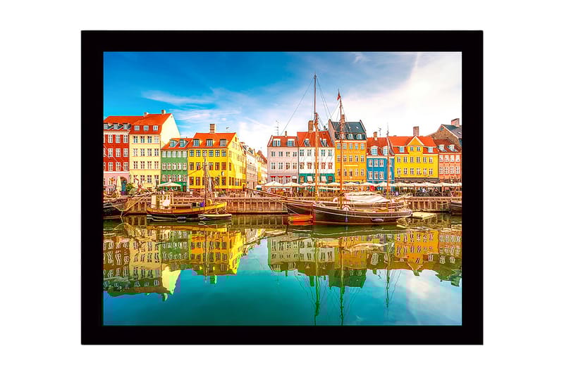 Inramad Canvastavla i trä - 41x56 cm - Färgglada hus vid en hamn med båtar som speglas i vattnet - Gul / Grön / Blå - Inredning - Tavlor & posters - Canvastavla