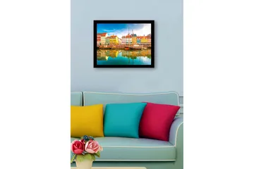 Inramad Canvastavla i trä - 41x56 cm - Färgglada hus vid en hamn med båtar som speglas i vattnet - Gul / Grön / Blå - Inredning - Tavlor & posters - Canvastavla