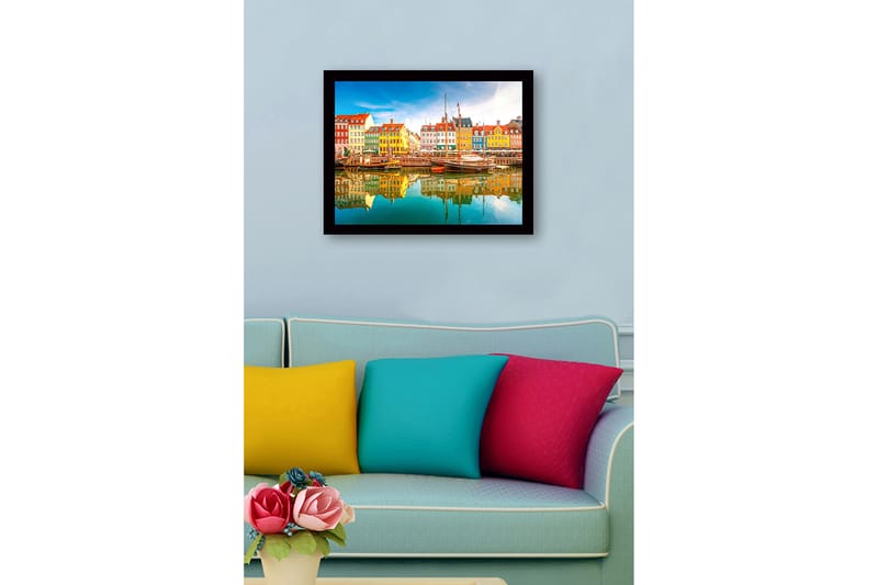 Inramad Canvastavla i trä - 41x56 cm - Färgglada hus vid en hamn med båtar som speglas i vattnet - Gul / Grön / Blå - Inredning - Tavlor & posters - Canvastavla