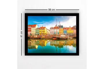 Inramad Canvastavla i trä - 41x56 cm - Färgglada hus vid en hamn med båtar som speglas i vattnet - Gul / Grön / Blå - Inredning - Tavlor & posters - Canvastavla