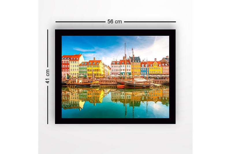 Inramad Canvastavla i trä - 41x56 cm - Färgglada hus vid en hamn med båtar som speglas i vattnet - Gul / Grön / Blå - Inredning - Tavlor & posters - Canvastavla