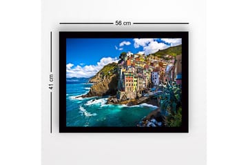 Inramad Canvastavla i trä - 41x56 cm - Färgglada hus vid en klippig kustlinje - Blå / Grön / Gul - Inredning - Tavlor & posters - Canvastavla