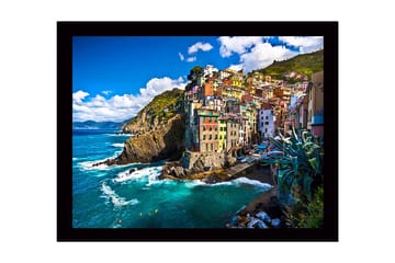 Inramad Canvastavla i trä - 41x56 cm - Färgglada hus vid en klippig kustlinje - Blå / Grön / Gul - Inredning - Tavlor & posters - Canvastavla