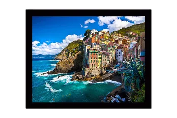 Inramad Canvastavla i trä - 41x56 cm - Färgglada hus vid en klippig kustlinje - Blå / Grön / Gul - Inredning - Tavlor & posters - Canvastavla