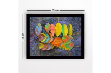 Inramad Canvastavla i trä - 41x56 cm - Färgglada löv arrangerade på en mörk bakgrund - Gul / Lila / Grön - Inredning - Tavlor & posters - Canvastavla