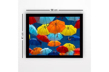 Inramad Canvastavla i trä - 41x56 cm - Färgglada paraplyer som svävar i luften - Blå / Röd / Gul - Inredning - Tavlor & posters - Canvastavla