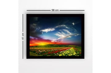 Inramad Canvastavla i trä - 41x56 cm - Färgrik blomsteräng under en dramatisk solnedgång - Röd / Gul / Grön - Inredning - Tavlor & posters - Canvastavla