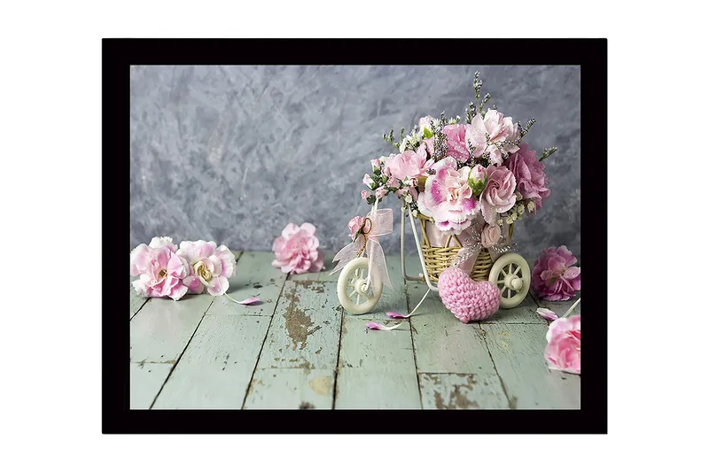 Inramad Canvastavla i trä - 41x56 cm - Färgrik bukett av blommor i en korg på en träyta - Rosa / Grön / Beige - Inredning - Tavlor & posters - Canvastavla