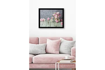 Inramad Canvastavla i trä - 41x56 cm - Färgrik bukett av blommor i en korg på en träyta - Rosa / Grön / Beige - Inredning - Tavlor & posters - Canvastavla