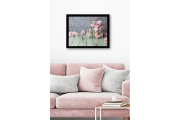 Inramad Canvastavla i trä - 41x56 cm - Färgrik bukett av blommor i en korg på en träyta - Rosa / Grön / Beige - Inredning - Tavlor & posters - Canvastavla