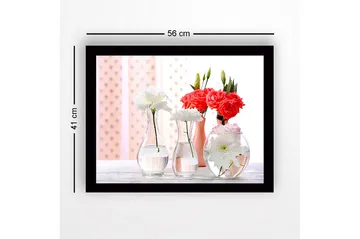 Inramad Canvastavla i trä - 41x56 cm - Färgrik bukett av blommor i glasvaser - Vit / Rosa / Röd - Inredning - Tavlor & posters - Canvastavla