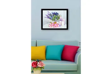 Inramad Canvastavla i trä - 41x56 cm - Färgrik bukett av blommor med ljusa ljus och dekorationer - Lila / Rosa / Grön - Inredning - Tavlor & posters - Canvastavla