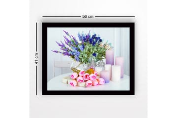 Inramad Canvastavla i trä - 41x56 cm - Färgrik bukett av blommor med ljusa ljus och dekorationer - Lila / Rosa / Grön - Inredning - Tavlor & posters - Canvastavla