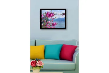 Inramad Canvastavla i trä - 41x56 cm - Färgrik bukett av blommor vid en sjö med berg i bakgrunden - Rosa / Grön - Inredning - Tavlor & posters - Canvastavla