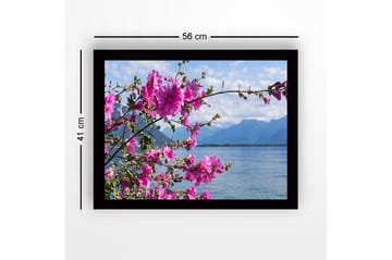 Inramad Canvastavla i trä - 41x56 cm - Färgrik bukett av blommor vid en sjö med berg i bakgrunden - Rosa / Grön - Inredning - Tavlor & posters - Canvastavla