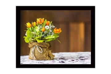 Inramad Canvastavla i trä - 41x56 cm - Färgrik bukett av tulpaner i en juteväska - Orange / Grön / Vit - Inredning - Tavlor & posters - Canvastavla