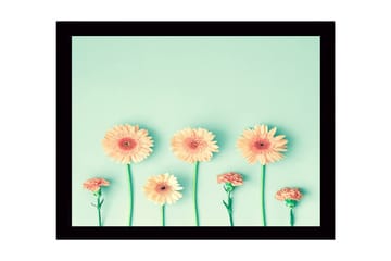 Inramad Canvastavla i trä - 41x56 cm - Färgrik rad av blommor med gerbera och nejlika - Ljusorange / Grön / Mintgrön - Inredning - Tavlor & posters - Canvastavla