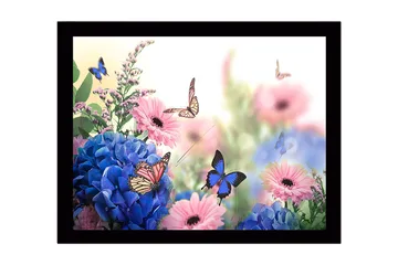 Inramad Canvastavla i trä - 41x56 cm - Färgrik samling av blommor med fjärilar i flykt - Blå / Rosa / Grön - Inredning - Tavlor & posters - Canvastavla