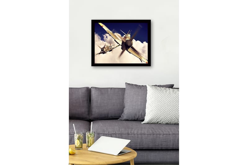 Inramad Canvastavla i trä - 41x56 cm - Flygplan som svävar genom molnig himmel - Grå / Blå / Vit - Inredning - Tavlor & posters - Canvastavla