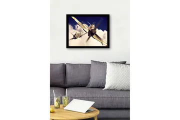 Inramad Canvastavla i trä - 41x56 cm - Flygplan som svävar genom molnig himmel - Grå / Blå / Vit - Inredning - Tavlor & posters - Canvastavla