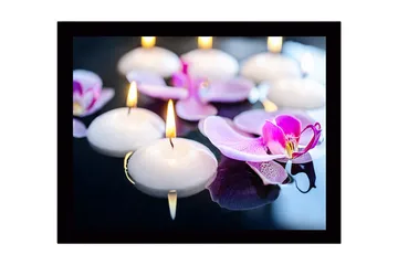 Inramad Canvastavla i trä - 41x56 cm - Flytande ljus och orkidéer i harmonisk samverkan - Vit / Lila - Inredning - Tavlor & posters - Canvastavla