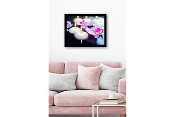 Inramad Canvastavla i trä - 41x56 cm - Flytande ljus och orkidéer i harmonisk samverkan - Vit / Lila - Inredning - Tavlor & posters - Canvastavla