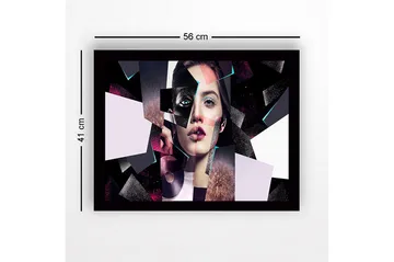 Inramad Canvastavla i trä - 41x56 cm - Fragmenterad porträtt av en kvinna med geometriska former - Svart / Rosa / Ljusblå - Inredning - Tavlor & posters - Canvastavla