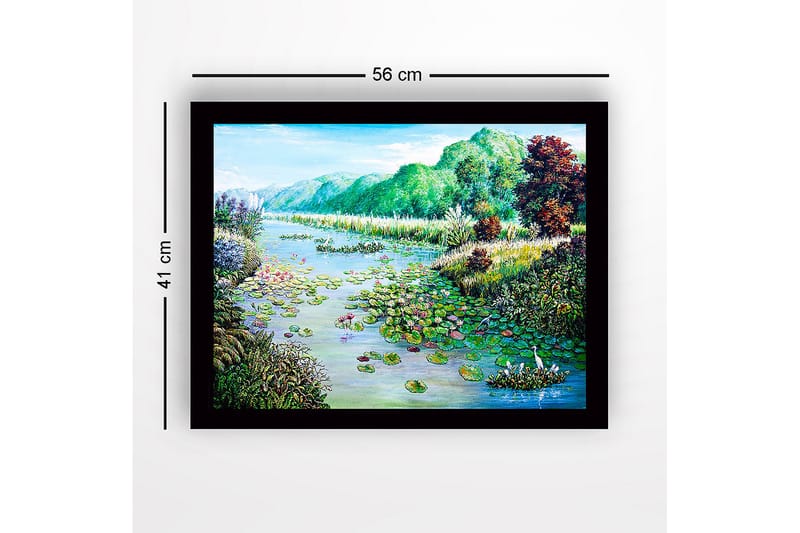 Inramad Canvastavla i trä - 41x56 cm - Fridfull sjölandskap med näckrosor och omgivande grönska - Grön / Blå / Rosa - Inredning - Tavlor & posters - Canvastavla