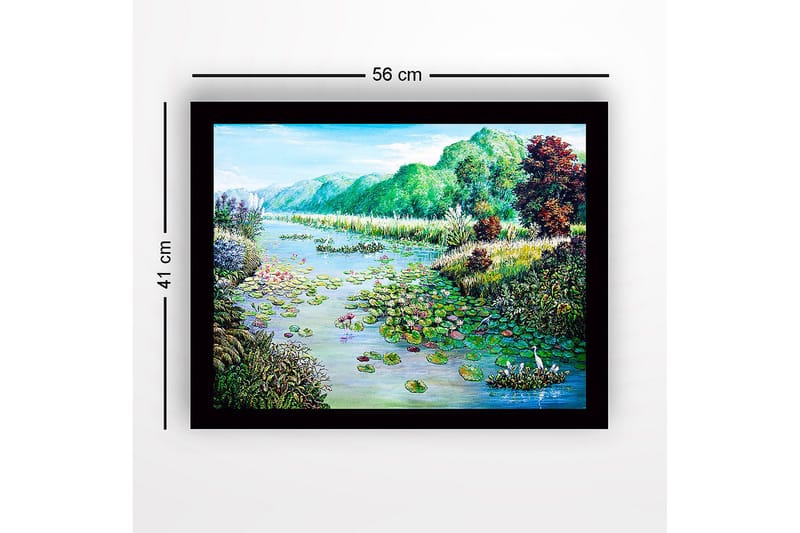 Inramad Canvastavla i trä - 41x56 cm - Fridfull sjölandskap med näckrosor och omgivande grönska - Grön / Blå / Rosa - Inredning - Tavlor & posters - Canvastavla