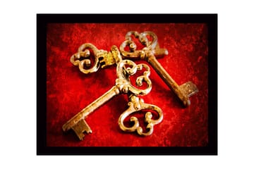 Inramad Canvastavla i trä - 41x56 cm - Gamla nycklar med intrikata mönster på en röd bakgrund - Röd / Guld - Inredning - Tavlor & posters - Canvastavla