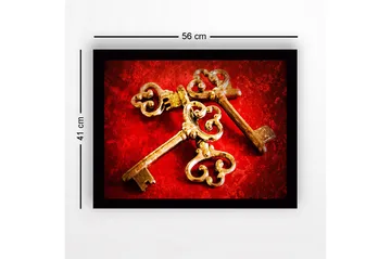 Inramad Canvastavla i trä - 41x56 cm - Gamla nycklar med intrikata mönster på en röd bakgrund - Röd / Guld - Inredning - Tavlor & posters - Canvastavla