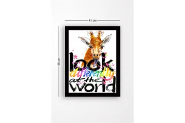 Inramad Canvastavla i trä - 41x56 cm - Giraff med utstickande tunga och färgglad text - Orange / Svart / Rosa - Inredning - Tavlor & posters - Canvastavla